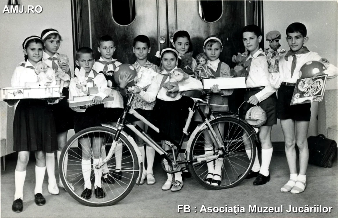 Pionierii din timpul comunismului FOTO Asociaţia Muzeul Jucăriilor/www.muzeuljucariilor.ro