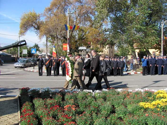 Oficialităţile au depus coroane la Monumentul Eroilor.