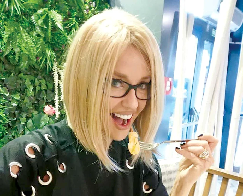 Andreea Marin arată ca o ”Zână”, cu perucă