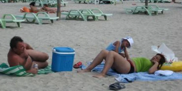 Constanta: Turiştii vin pe plajă cu mâncarea şi băutura de acasă