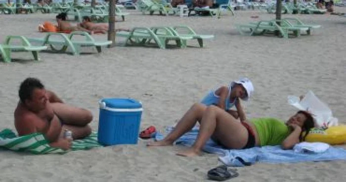 Constanta: Turiştii vin pe plajă cu mâncarea şi băutura de acasă
