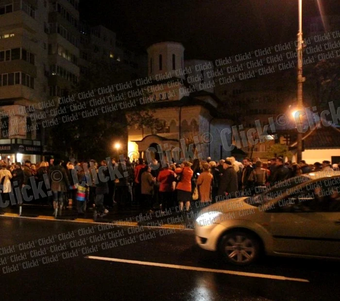 
    Noaptea de Înviere la o biserică din Dorobanţi (foto: Mihai Ionescu)  