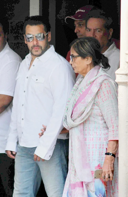 Salman Khan, alături de mama lui, la ieșirea din tribunal, după ce a ascultat verdictul