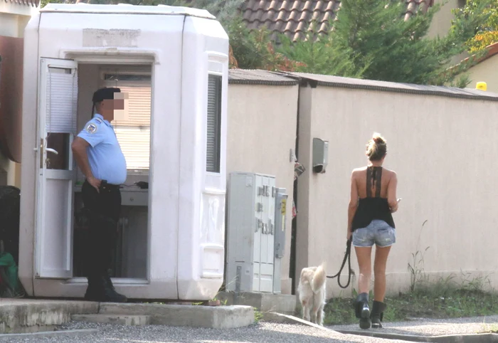 ”Și te-ai dus, dulce minune!”, pare să spună agentul de pază după trecerea Crinei Abrudan