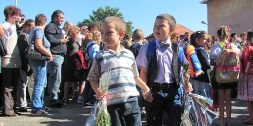 Copiii de clasa I nu au apucat încă să guste din laptele sau cornul oferit de Guvern. 