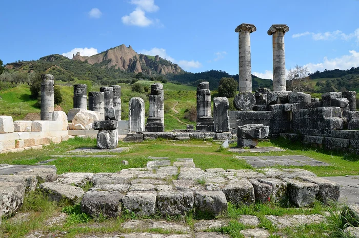 Ruinele Tempului Artemisei din anticul Sardis FOTO wikipedia
