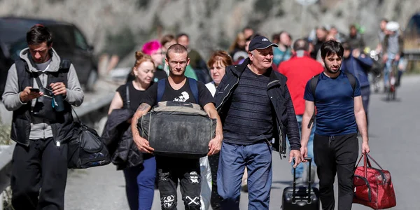 Bărbați ruși cu bagaje pe jos sau cu biciclete ies din Rusia și trec în Georgia pe la vama din Verkhnii Lars FOTO EPA EFE (1) jpg