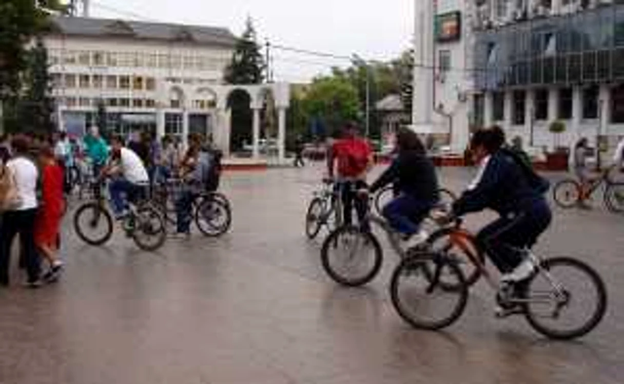 Bicicliștii au plecat de la fabrica de mobilă și au ajuns în Piața Prefecturii