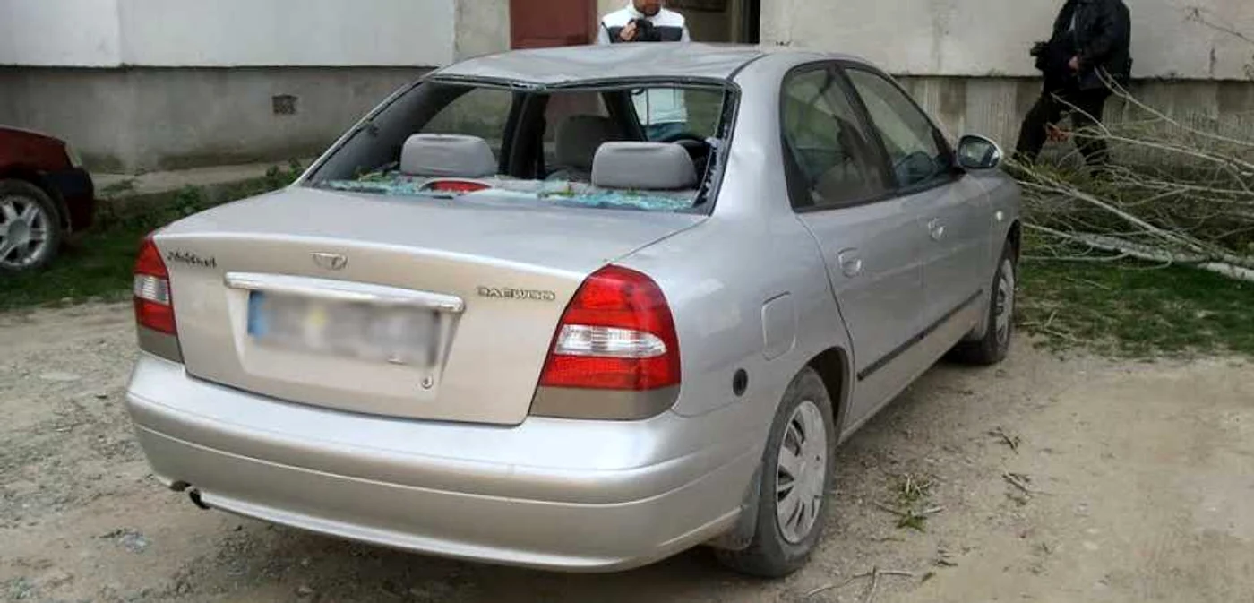Maşina a fost serios avariată  FOTO: Iulian Bunilă