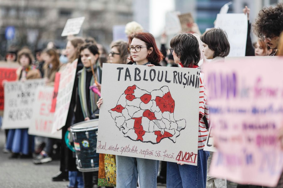 Peste jumătate dintre tinerii români se declară împotriva avortului, iar o treime locuiesc cu părinții - Studiu Inscop
