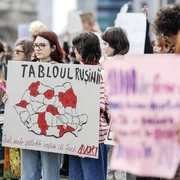 Câteva zeci de persoane protestează pentru a semnala faptul că drepturile reproductive ale femeilor din România, inclusiv accesul la întreruperile de sarcină, sunt în pericol, în Piața Victoriei din București. FOTO Inquam Photos / Octav Ganea