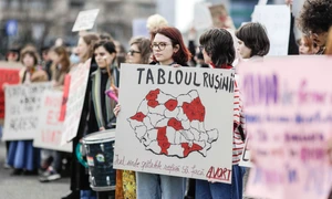 Câteva zeci de persoane protestează pentru a semnala faptul că drepturile reproductive ale femeilor din România, inclusiv accesul la întreruperile de sarcină, sunt în pericol, în Piața Victoriei din București. FOTO Inquam Photos / Octav Ganea