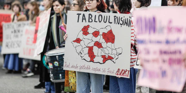 Câteva zeci de persoane protestează pentru a semnala faptul că drepturile reproductive ale femeilor din România, inclusiv accesul la întreruperile de sarcină, sunt în pericol, în Piața Victoriei din București. FOTO Inquam Photos / Octav Ganea