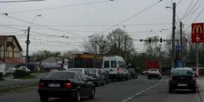 Maşinile blochează prima bandă de circulaţie 