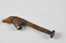 Pipă din lemn sculptat, din secolul al XIX-lea (© Muzeul de Etnografie Brașov)