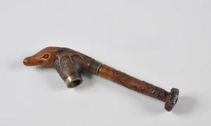 Pipă din lemn sculptat, din secolul al XIX-lea (© Muzeul de Etnografie Brașov)