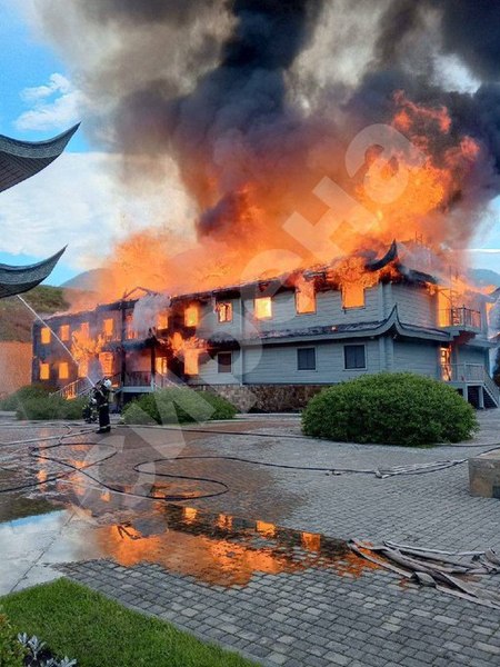 Incendiu suspect la una dintre reşedinţele de iarnă ale lui Putin din Altai FOTO