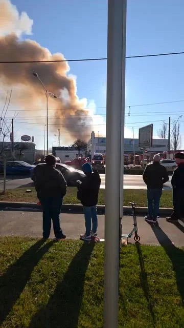 Incendiu puternic la un depozit din București: 16 autospeciale intervin la fața locului