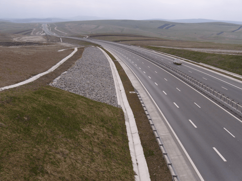 Trei autostrăzi vor fi lărgite la trei benzi pe sens. Când vor fi gata lucrările