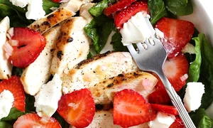 Salata de pui cu spanac si capsuni jpeg