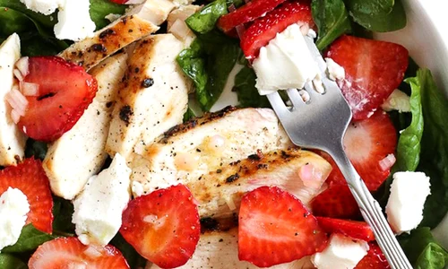 Salata de pui cu spanac si capsuni jpeg