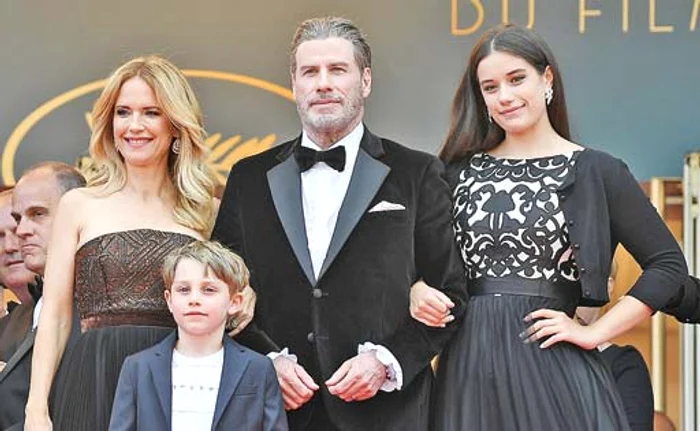 
    Travolta, împreună cu soţia,  Kelly, fiica Ella Bleu şi fiul  Benjamin pe covorul roşu la Cannesfoto: guliver/ GettyImages  