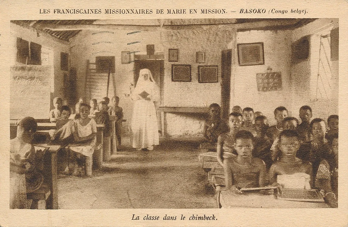 Școală în Congoul Belgian, condusă de misionari franciscani (© Wikimedia Commons)
