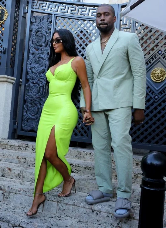 Kanye şi-a făcut apariţia la nuntă într-o pereche de papuci cu arici, spre uimirea tuturor celor prezenţi