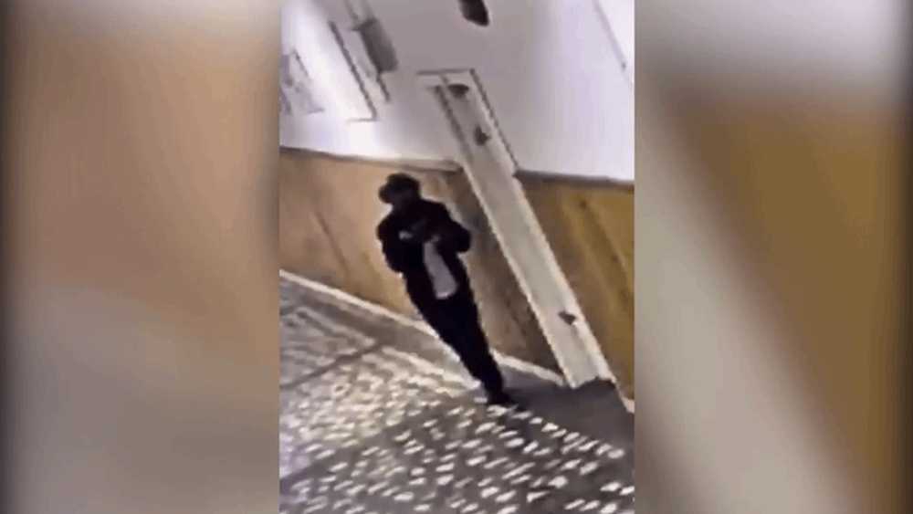 Momentul atacului cu cuțitul de la școala din Bistrița. Elevii se năpustesc spre ieșire. Paznic: „Profesoara a început să țipe și am urcat repede”