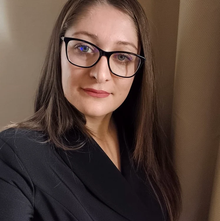 Loredana a deschis un club de lectură în grajdul familiei sale din Pustiana FOTO arhiva personală