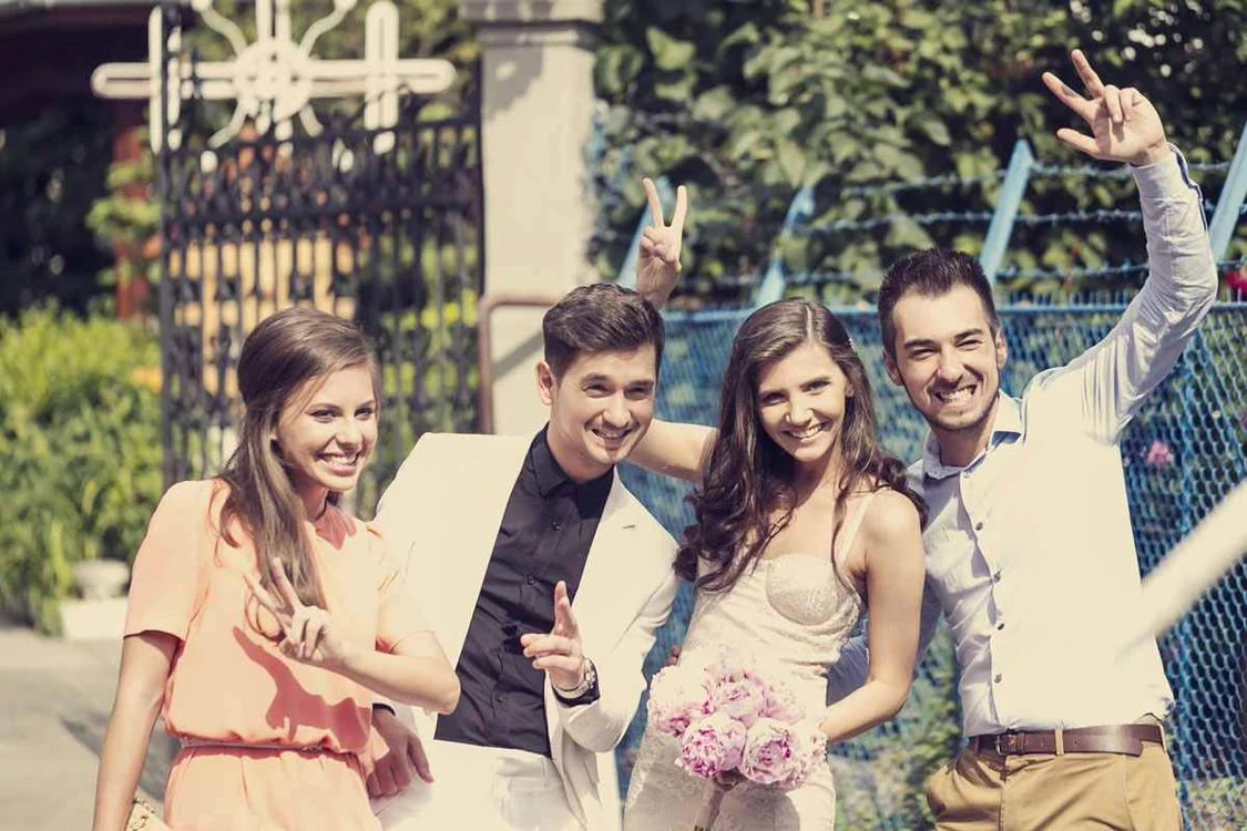 Adi şi Larisa s-au distrat pe cinste cu invitaţii lor