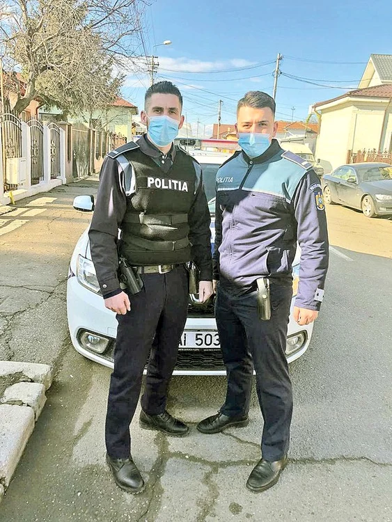 
    Bărbatul sărman  a pornit la drum  cu un cărucior  de hipermarket  