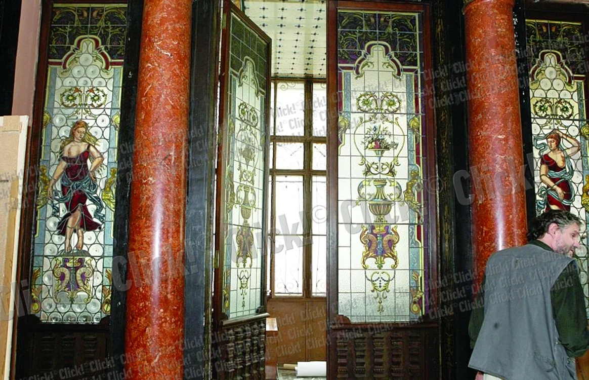 Cele 18 camere sunt decorate  cu picturi pe pereţi şi pe tavane. Uşile de la intrare au vitralii şi coloane din marmură roşie