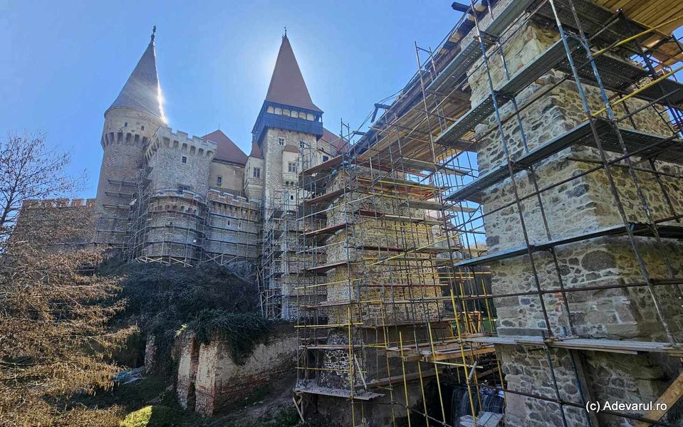 Lucrări la înălțime pe vechiul pod al Castelului Corvinilor. A fost demontat pentru a fi înlocuit cu o structură nouă