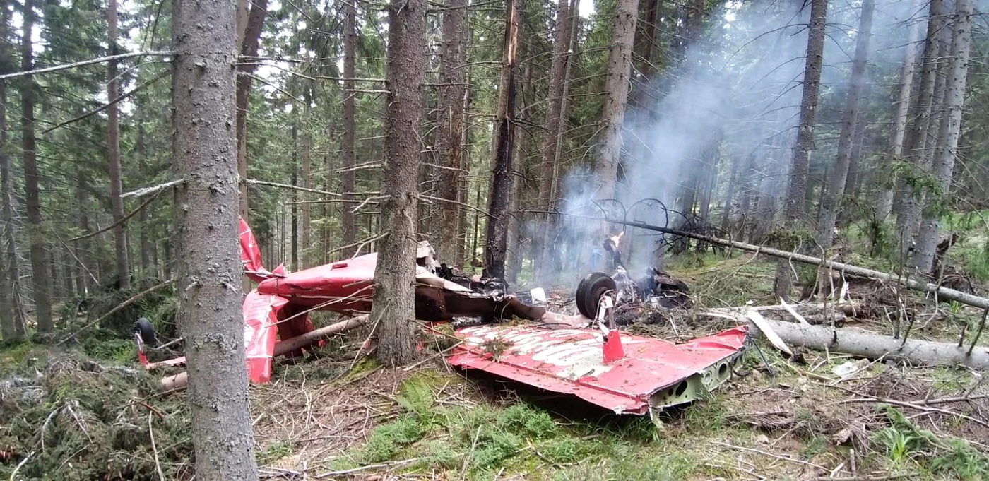 Avionul a rupt copacii din pădure și s-a prăbușit Fotografii: ISU Harghita