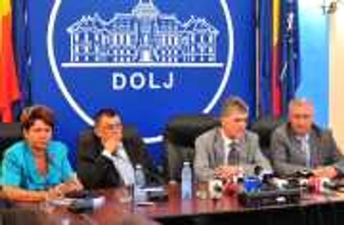 Radu Stroe şi Mircea Dusa (CD) au participat la o conferinţă de presă,luni, în Craiova   FOTO:MEDIAFAX