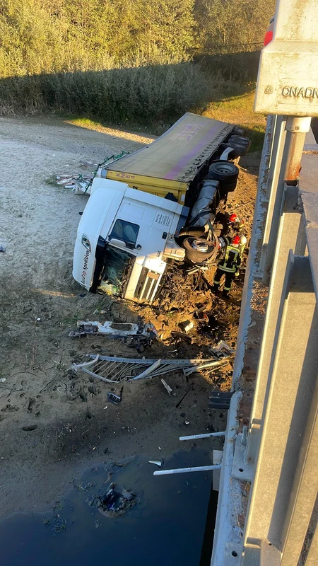 TIR căzut de pe un pod de pe DN7 în râul Topolog în Vâlcea Foto IPJ Vâlcea