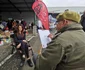 Caricaturistul Radu Clețiu în piața din Novi Sad FOTO Rod Festival