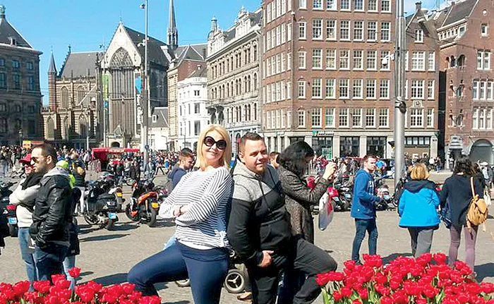 
    Ovidiu Anton şi Iuliana  Marciuc s-au bucurat  de vremea frumoasă  de la Amsterdam  