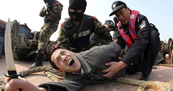 Politisti paramilitari si ofiteri de politie aresteaza un atacator in timpul unui exercitiu anti-terorist in Rugao provincia Jiangsu China. FOTO Reuters