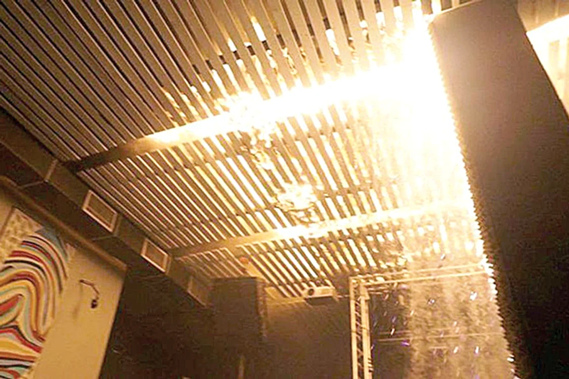 Incendiul de vineri seară de la clubul “Colectiv” s-a soldat cu 32 de morţi şi peste 150 de răniţi