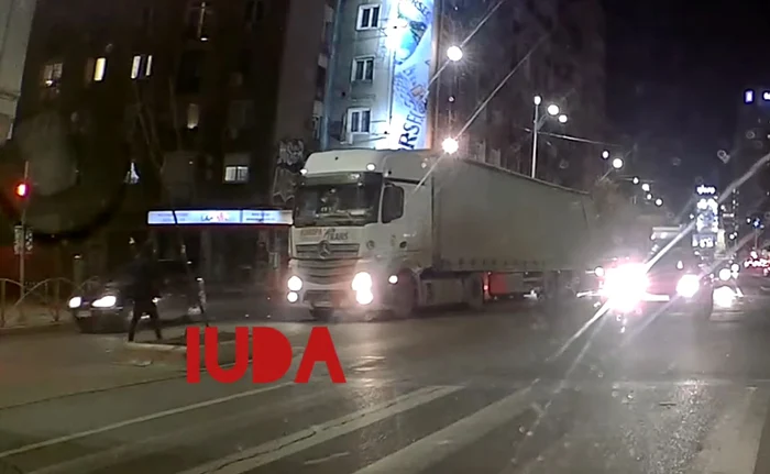 Șoferul l-a atenționat pe conducătorul camionului FOTO captură video