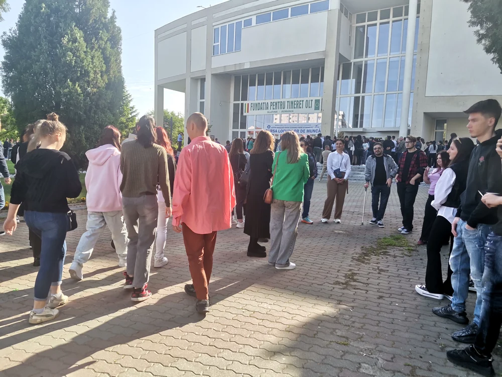 Sute de persoane au venit al Bursa de la Slatina FOTO: Alina Mitran