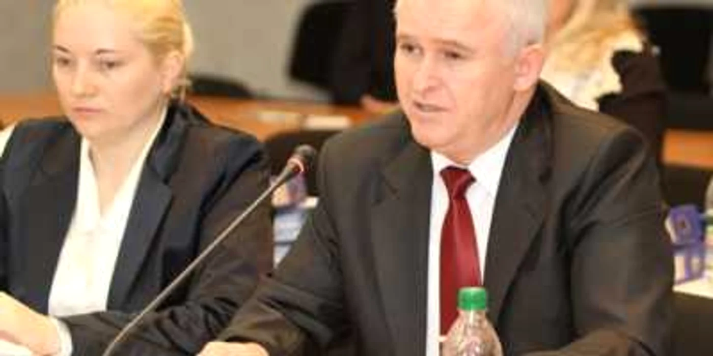 EDUARD BÂZGU Mihai Cibotaru (dreapta) și Aurica Doina spun că CNPF a acționat prompt în cazurile atacurilor asupra băncilor