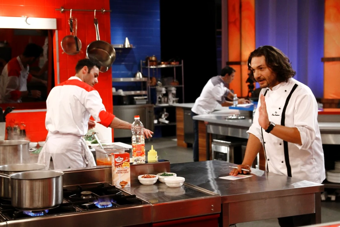 Chef Florin Dumitrescu, dând indicaţii concurenţilor FOTO Gabriela Arsenie/ Antena 1