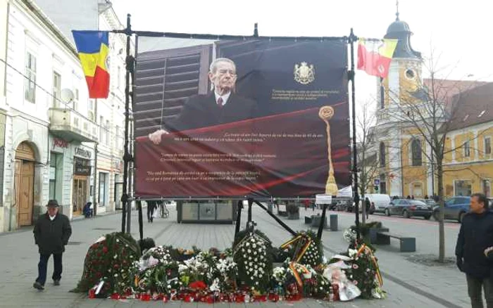 O imagine cu chipul Regelui Mihai a fost amplasată în centrul Clujului  FOTO Remus Florescu