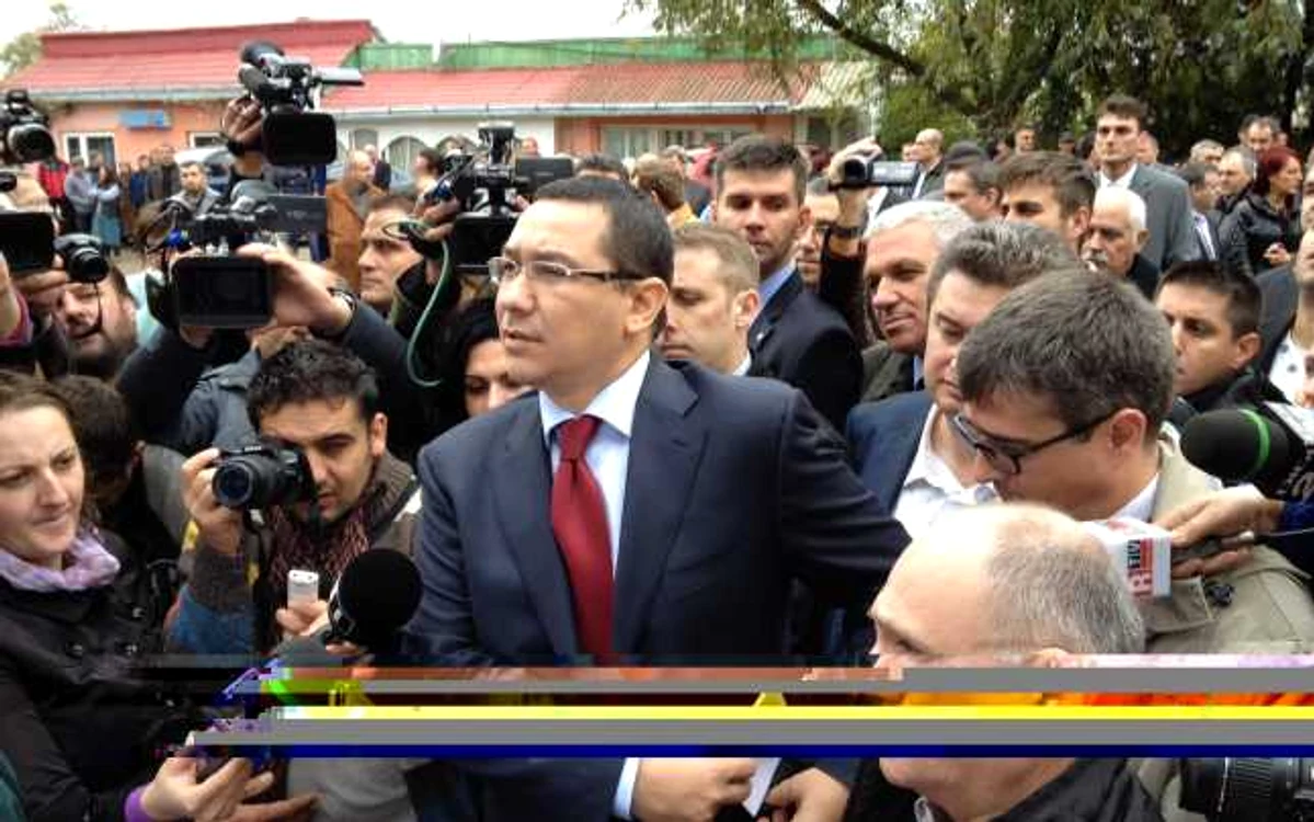 Victor Ponta, aşteptat printre credincioşi FOTO Arhivă Adevărul