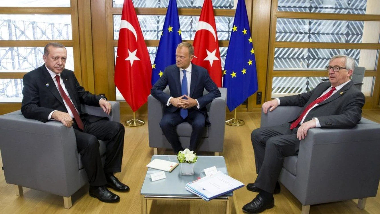 Presedintele Recep Tayyip Erdogan, preşedintele Consiliului European Donald Tusk şi preşedintele Comisie Europene Jea-Claude Junkers la o întalnire la Bruxelles în 2017