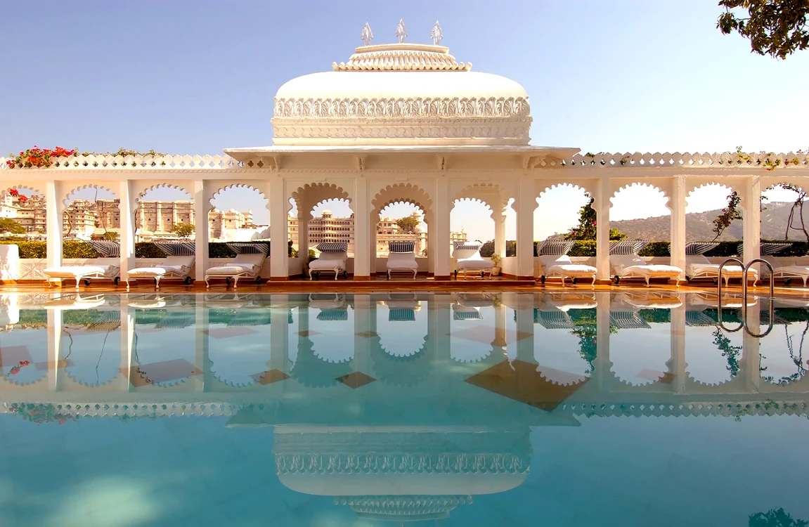 Hotelul Taj Lake Palace din India, care pare că plutește pe apă