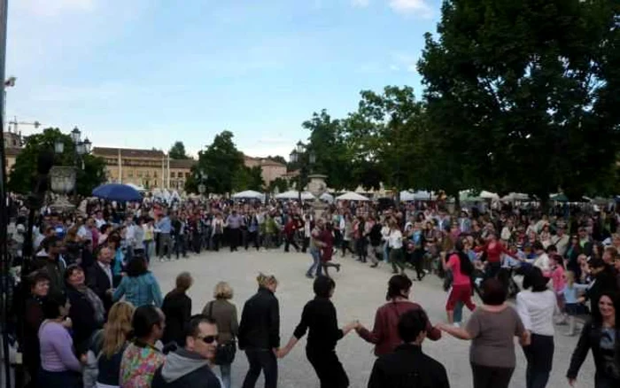 Moldovenii de la Padova, prinşi în horă la Sărbătoarea Popoarelor FOTO: Asociaţia Baştina